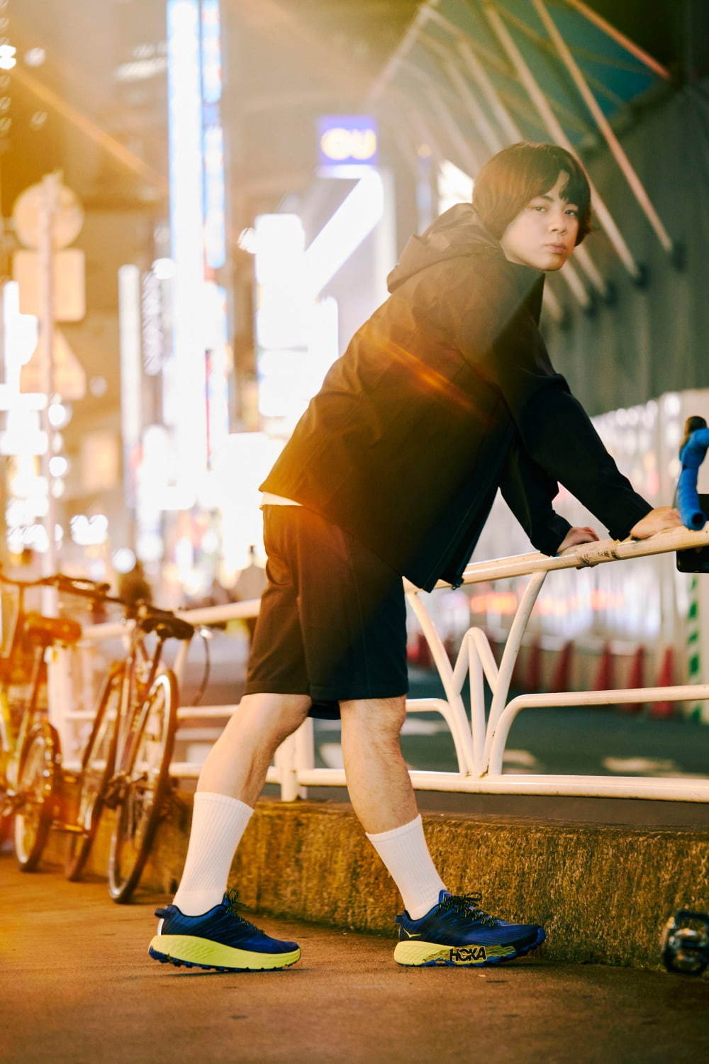 ホカ オネオネ×アトモスのスニーカー、“東京のネオン”から着想したカラー＆厚底ソール｜写真34