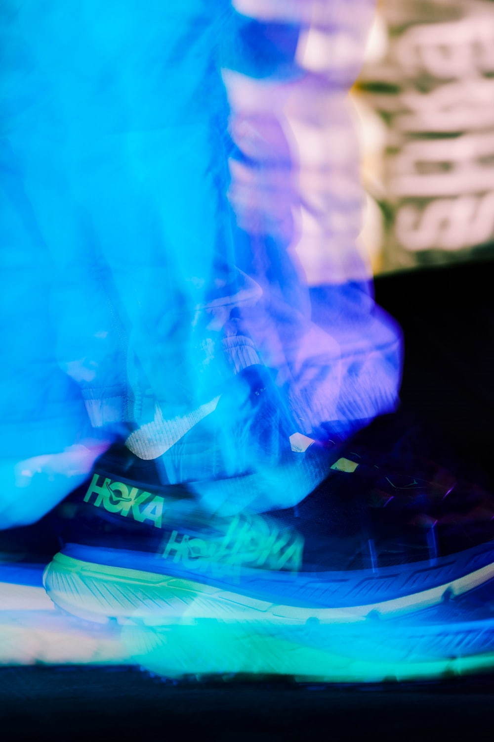 ホカ オネオネ×アトモスのスニーカー、“東京のネオン”から着想したカラー＆厚底ソール｜写真30
