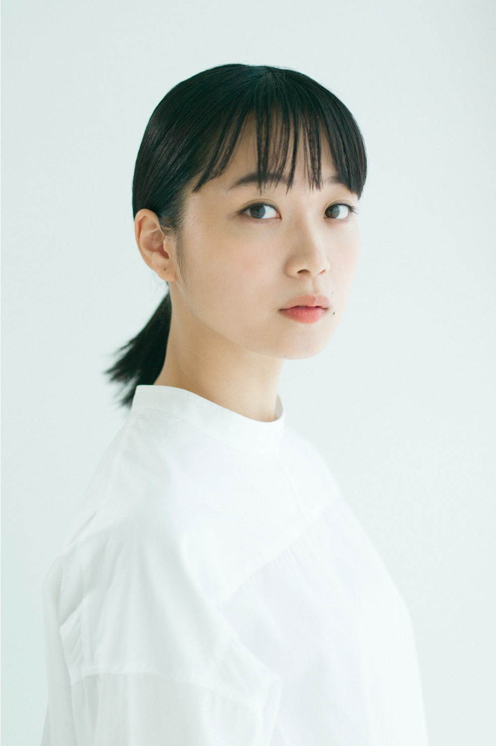 Ground Y“夢の中”などのイラストを施したTシャツ、深川麻衣の描き