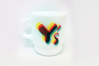 Y’s(ワイズ)xファイヤーキング、アートプロジェクト「WOMEN ON THE MOVE」限定マグカップ登場