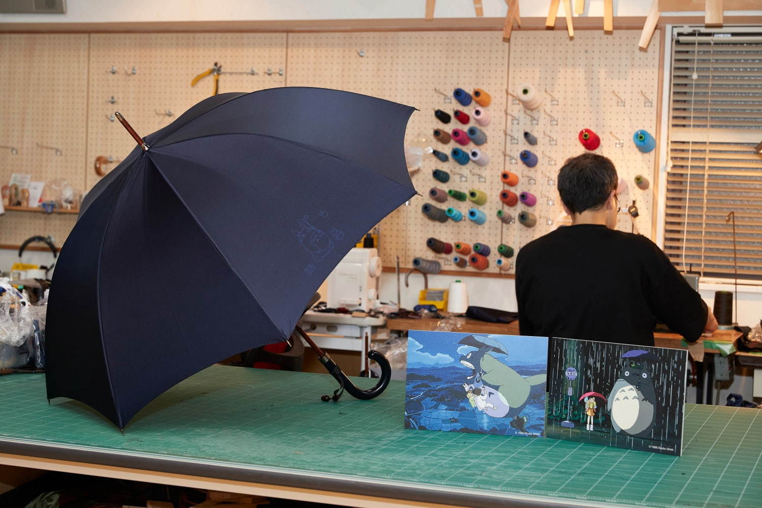 『となりのトトロ』サツキがトトロに渡した雨傘を再現、高級傘メーカー前原光榮商店から｜写真2
