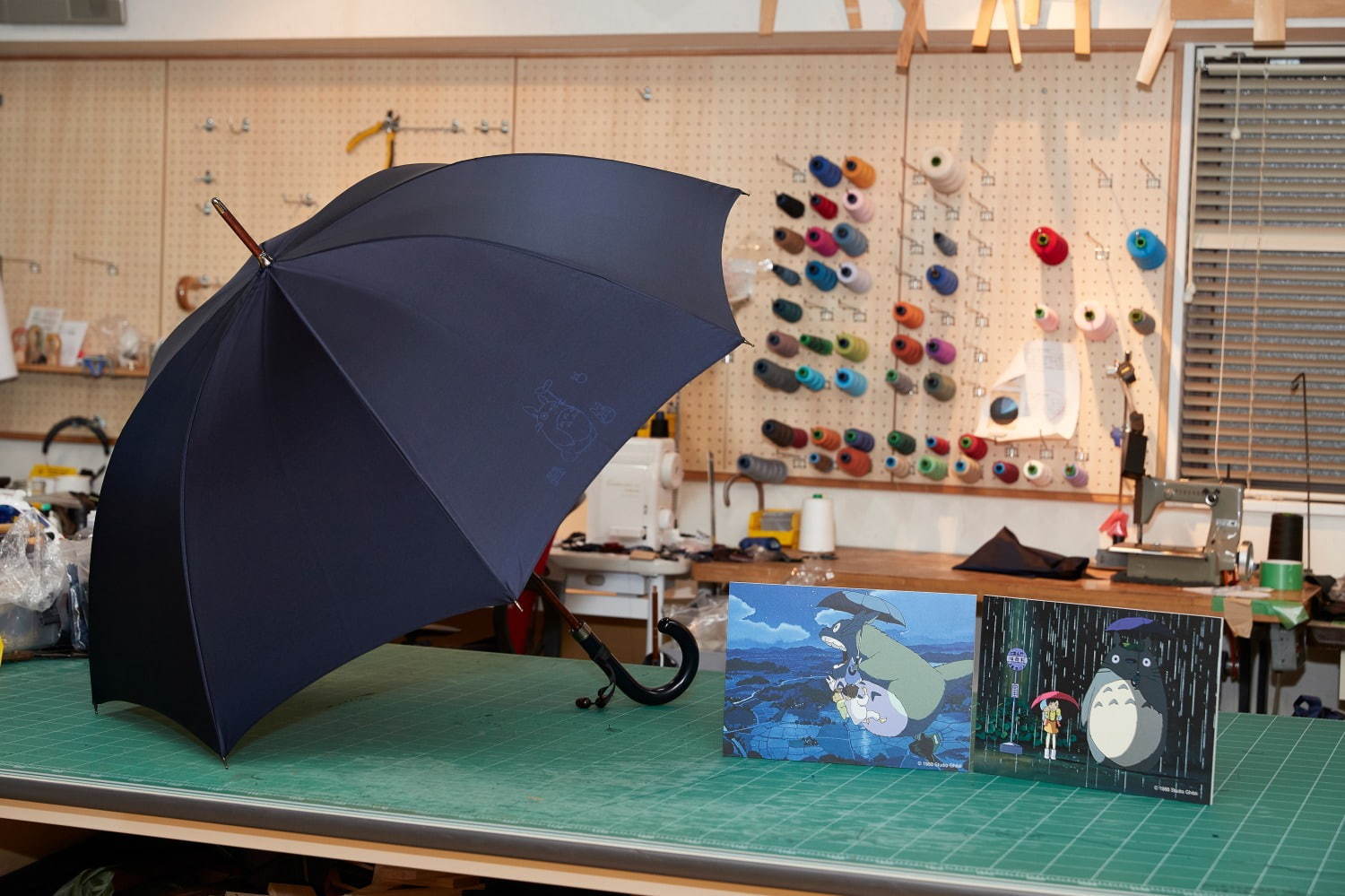 『となりのトトロ』サツキがトトロに渡した雨傘を再現、高級傘メーカー前原光榮商店から｜写真3