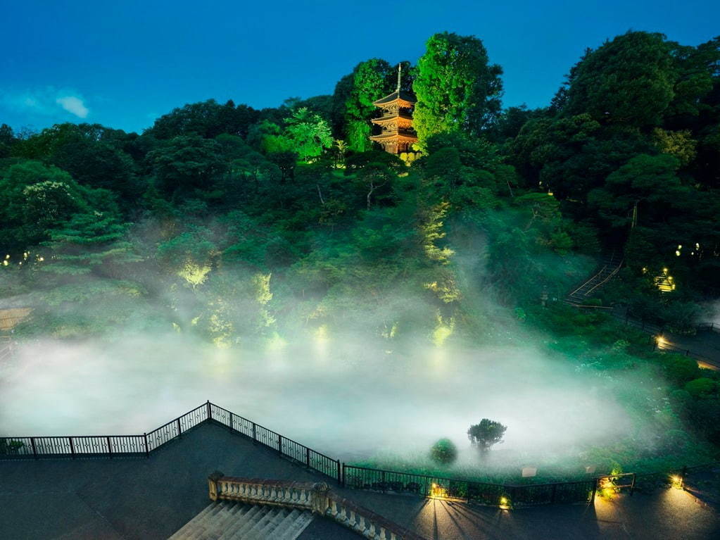 ホテル椿山荘東京で「東京雲海」庭園内に雲海が出現、霧に包まれながらの特別な庭園散策も｜写真1