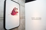 日本初！マーク ジェイコブスのアーカイブ作品展 - 過去のショーピースやユルゲン・テラーの写真も展示｜写真2