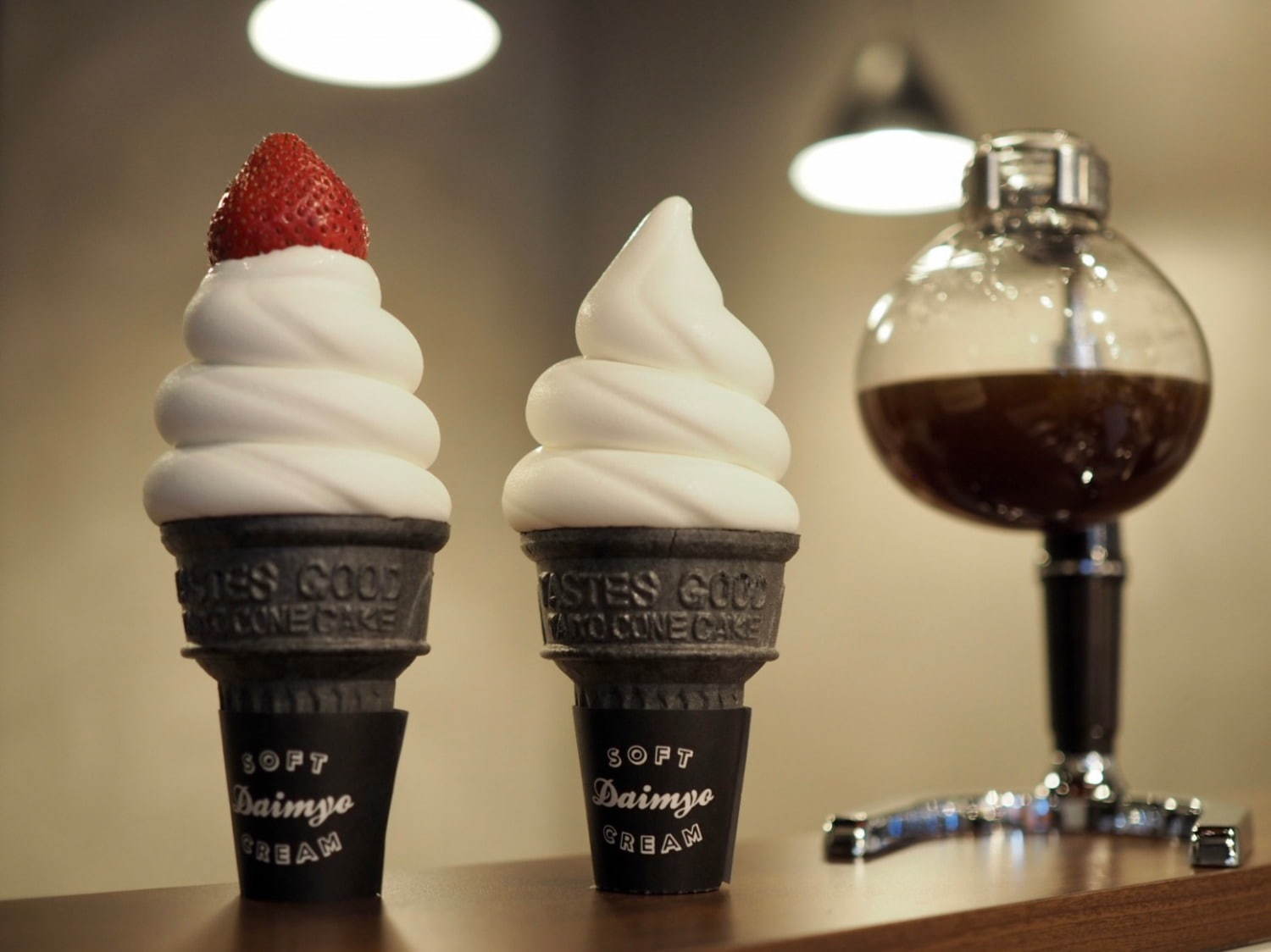 ソフトクリーム×光サイフォンコーヒーを楽しめる「ミヤシタカフェ」渋谷ミヤシタパークに｜写真1