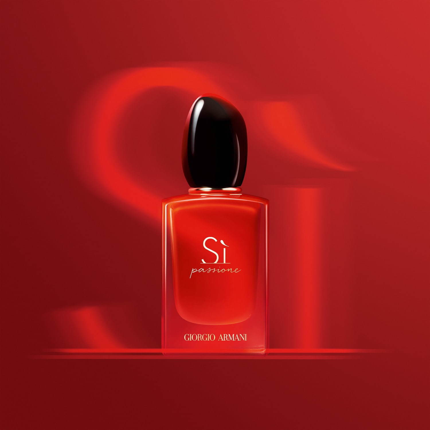 アルマーニ ビューティのアイコン香水「Si」に新作、躍動的なウッディ