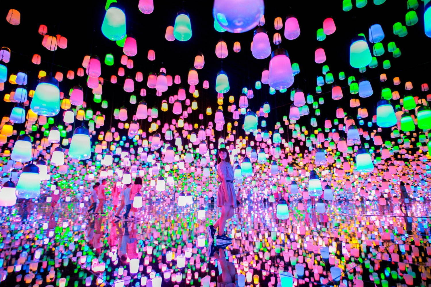 呼応するランプの森 - ワンストローク、 Metropolis / Forest of Resonating Lamps - One Stroke, Metropolis teamLab, 2016, Interactive Installation, Murano Glass, LED, Endless, Sound: Hideaki Takahashi