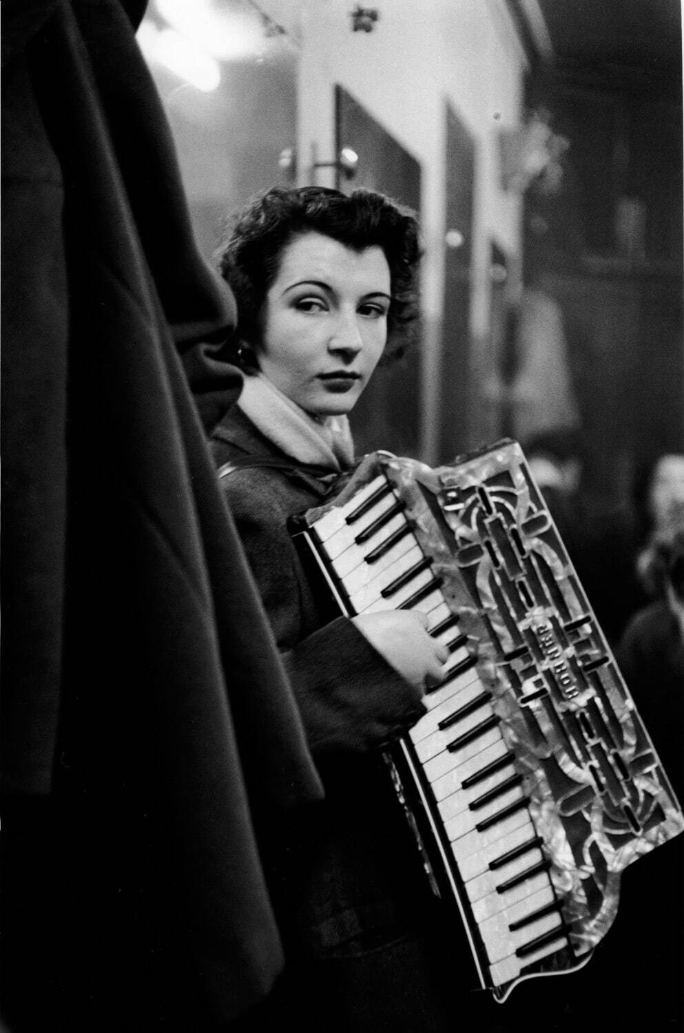 ロベール・ドアノー《流しのピエレット・ドリオン》パリ 1953年2月 ゼラチン・シルバー・プリント