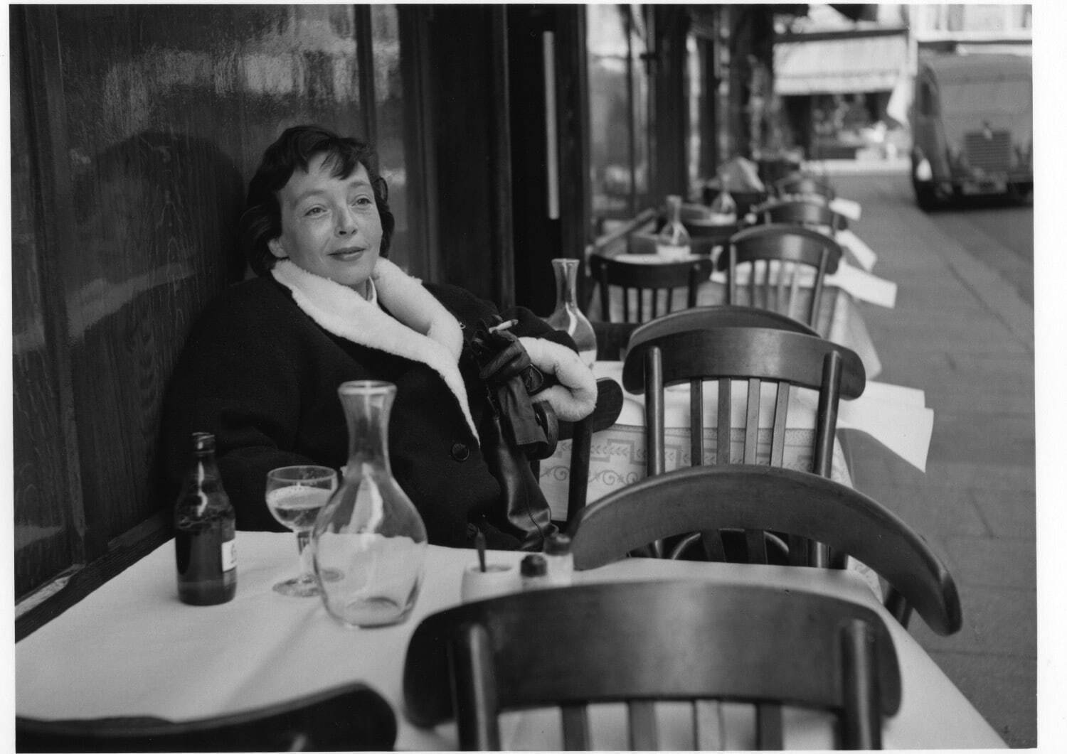 ロベール・ドアノー《ル・プティ・サン＝ブノワのマルグリット・デュラス (作家)》サン＝ジェルマン＝デ＝プレ 1955年 ゼラチン・シルバー・プリント