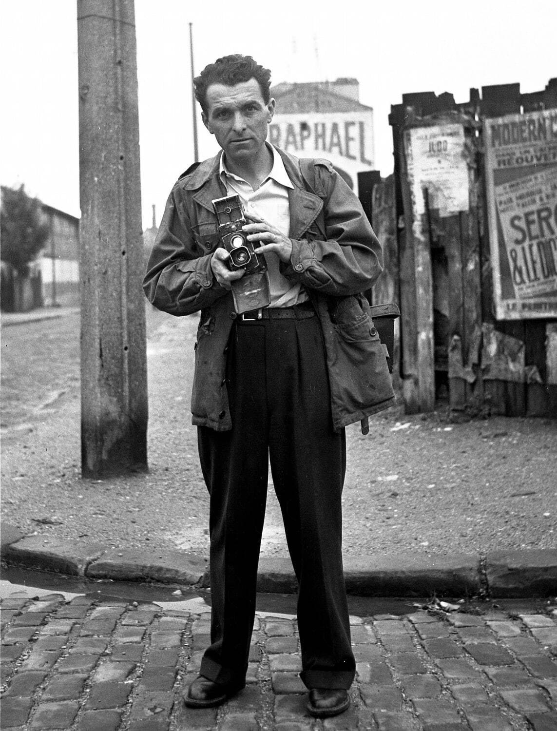 ロベール・ドアノー《ロベール・ドアノーのセルフポートレート》ヴィルジュイフ 1949年 ゼラチン・シルバー・プリント