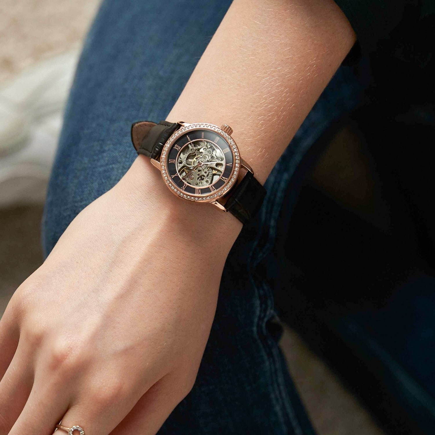 “スケルトン”なジュエリー腕時計がアリーデノヴォから、艶やかパール文字盤×きらきらストーン｜写真9