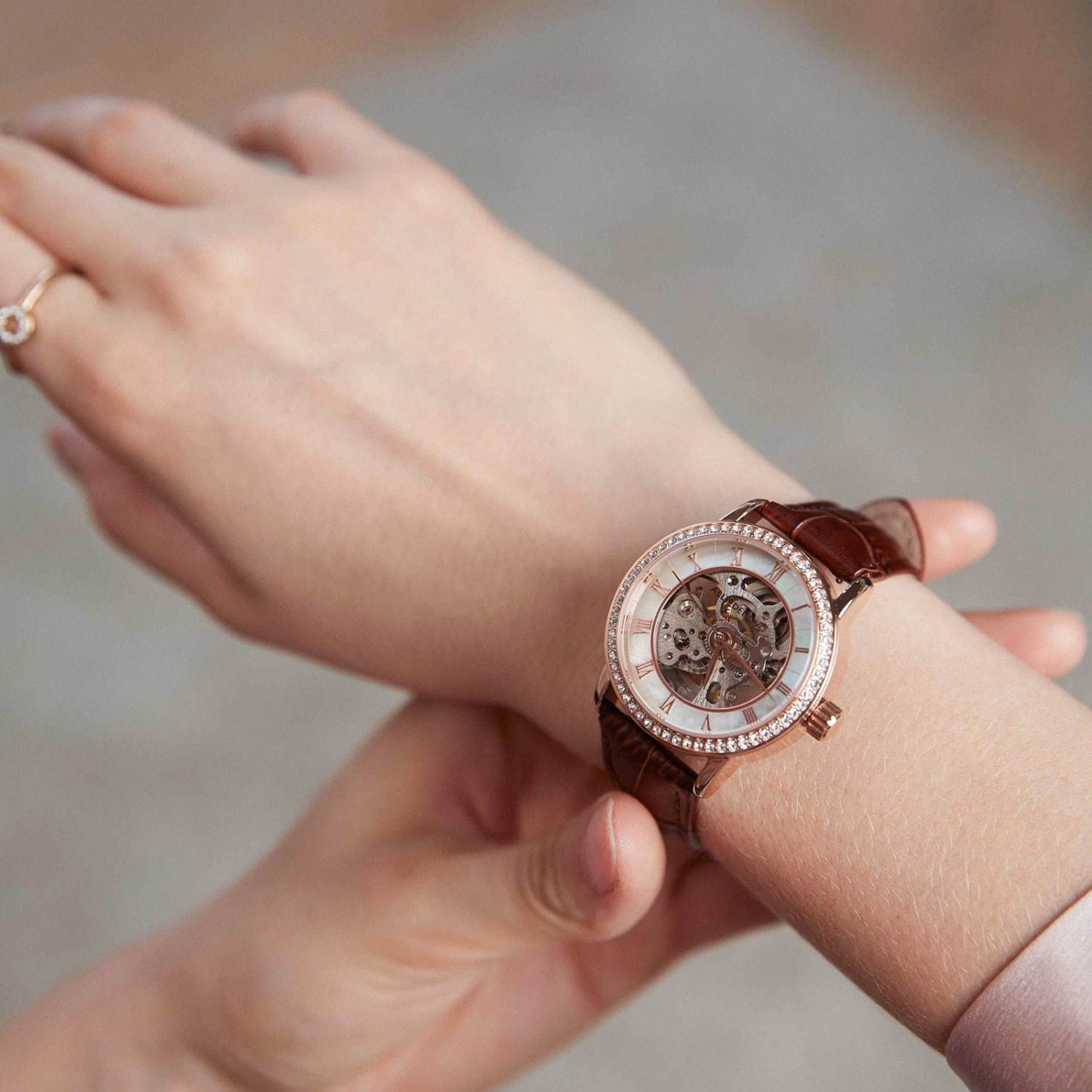 “スケルトン”なジュエリー腕時計がアリーデノヴォから、艶やかパール文字盤×きらきらストーン｜写真8