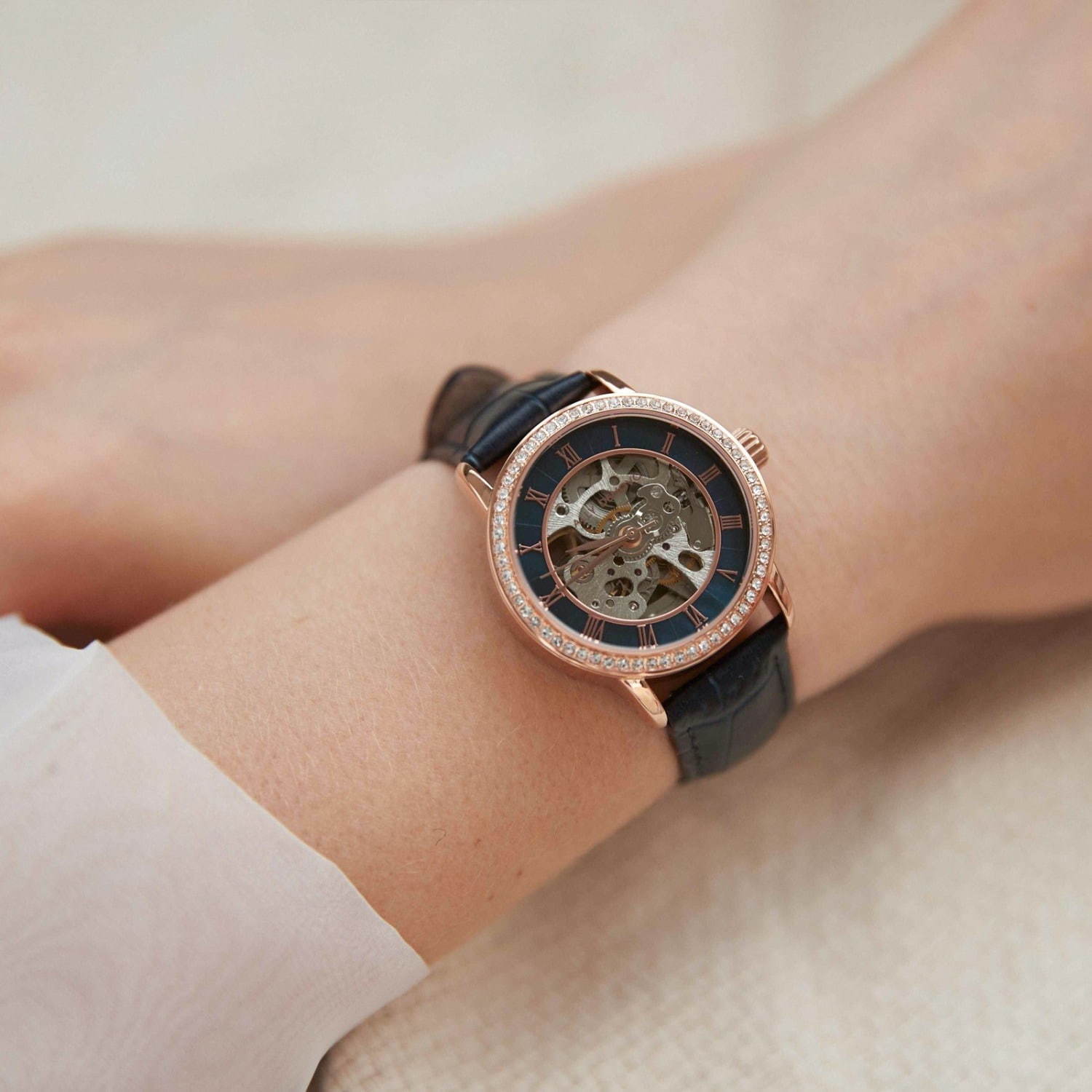 “スケルトン”なジュエリー腕時計がアリーデノヴォから、艶やかパール文字盤×きらきらストーン｜写真7