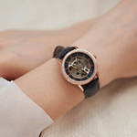 “スケルトン”なジュエリー腕時計がアリーデノヴォから、艶やかパール文字盤×きらきらストーン｜写真7