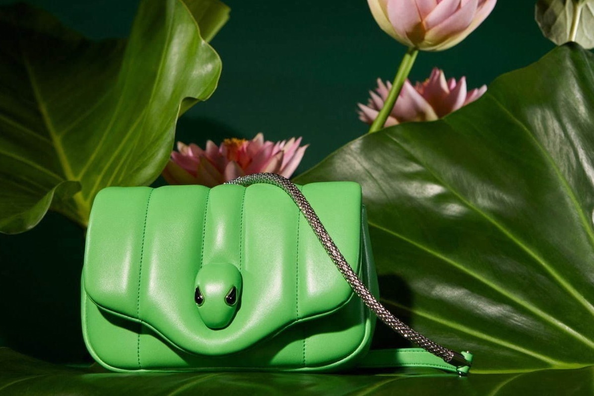 ブルガリ×アンブッシュ「セルペンティ」の柔らかキルティングバッグ＆ハート型ウォレット