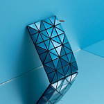 BAO BAO ISSEY MIYAKE“メタリックカラー”の新作バッグ、バイカラートートなど｜写真3