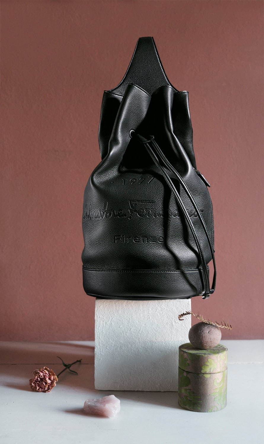 サルヴァトーレ フェラガモ新メンズライン「トルナブオーニ 1927」バッグを中心にレザーグッズを展開 - ファッションプレス