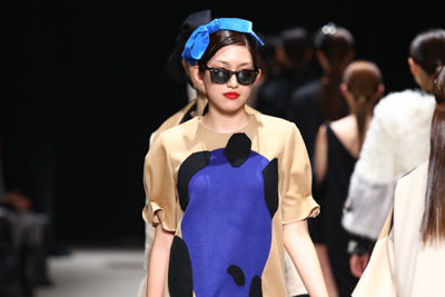 エモモナキア 2013-14年秋冬コレクション - 「絶体絶命」の女の戦い