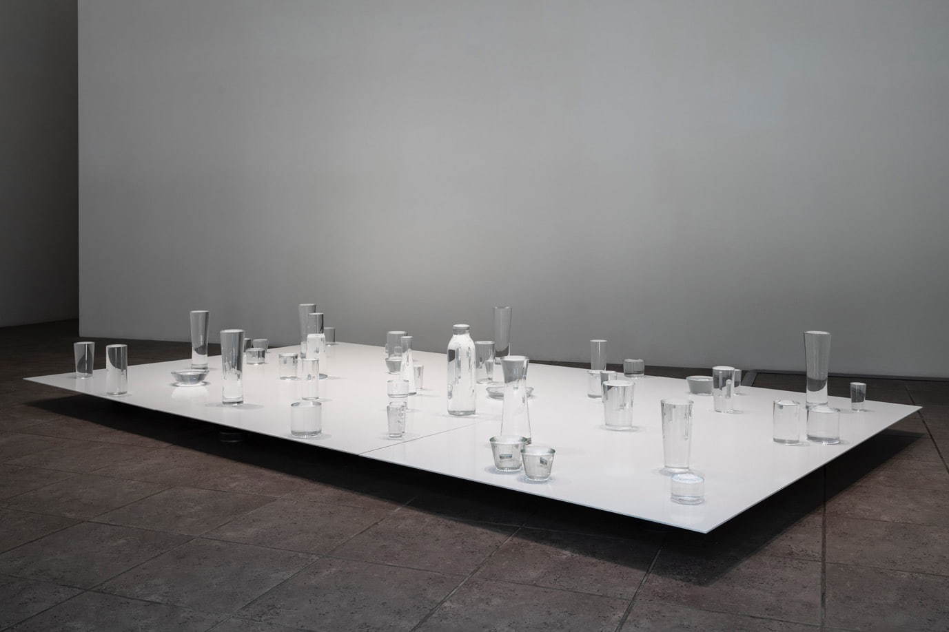 上村洋一《phantom power》2019、流氷を溶かして生成された水、グラス、金属板、スピーカー、音(撮影：加藤健) ※参考図版