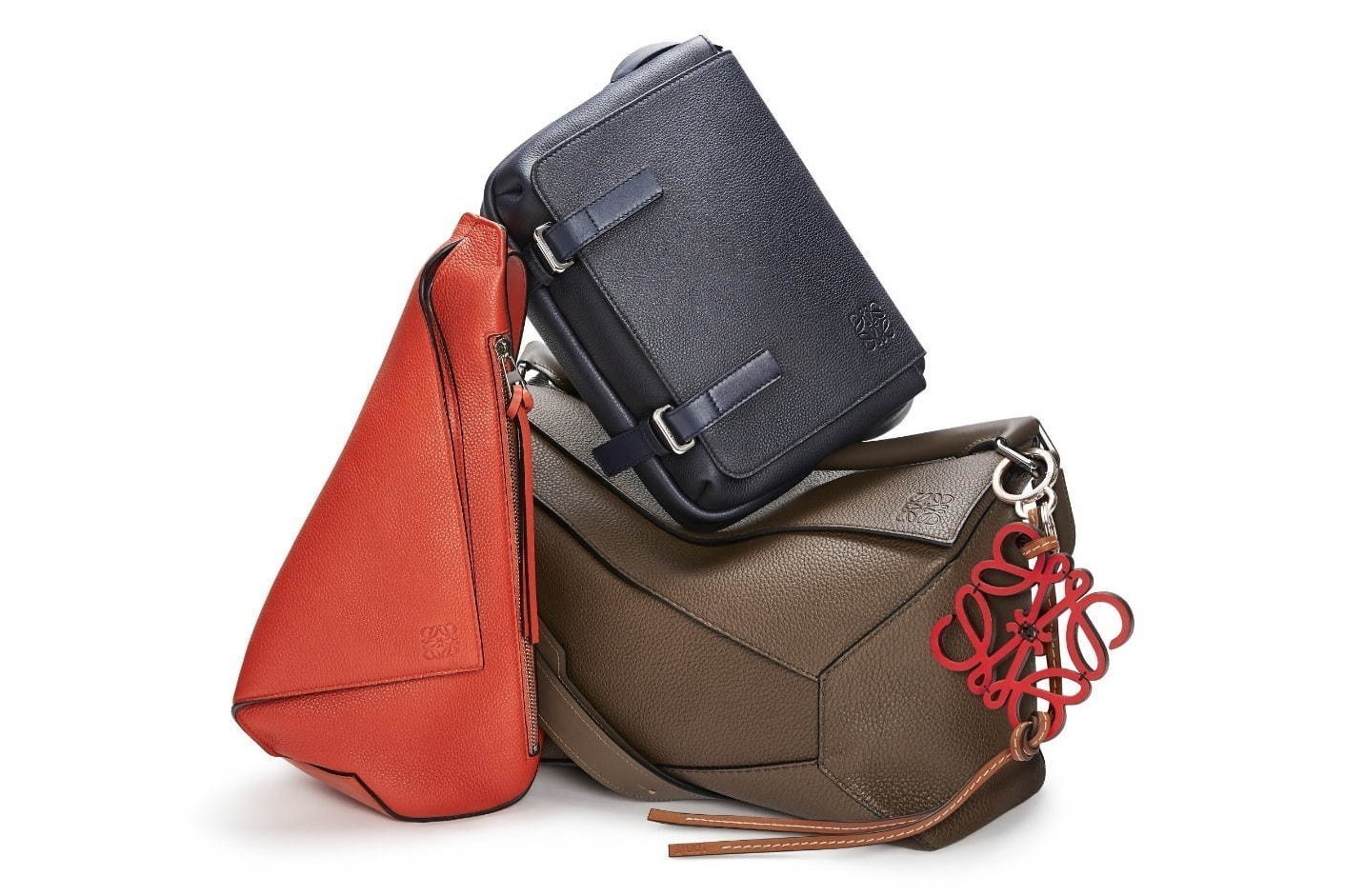 ロエベ新作メンズバッグ、“パンプキン”色ボディバッグ＆“タータンチェック”メッセンジャー