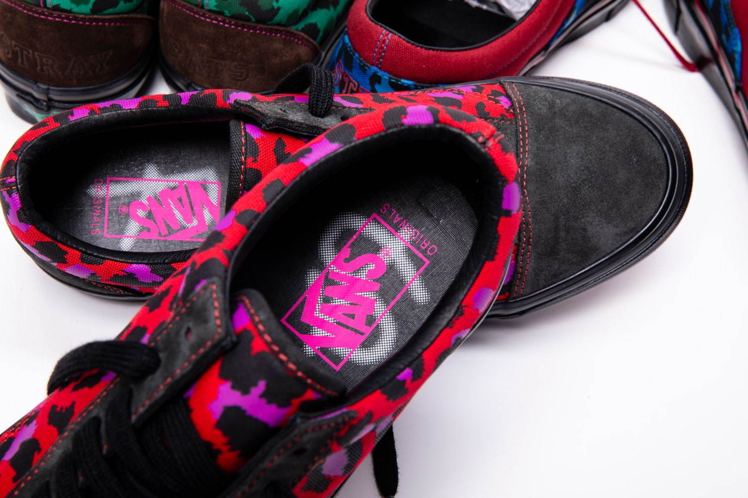 バンズ　オールドスクール　ストレイラッツ　豹柄 VANS“カラフルレオパード柄”のスニーカー「オールドスクール