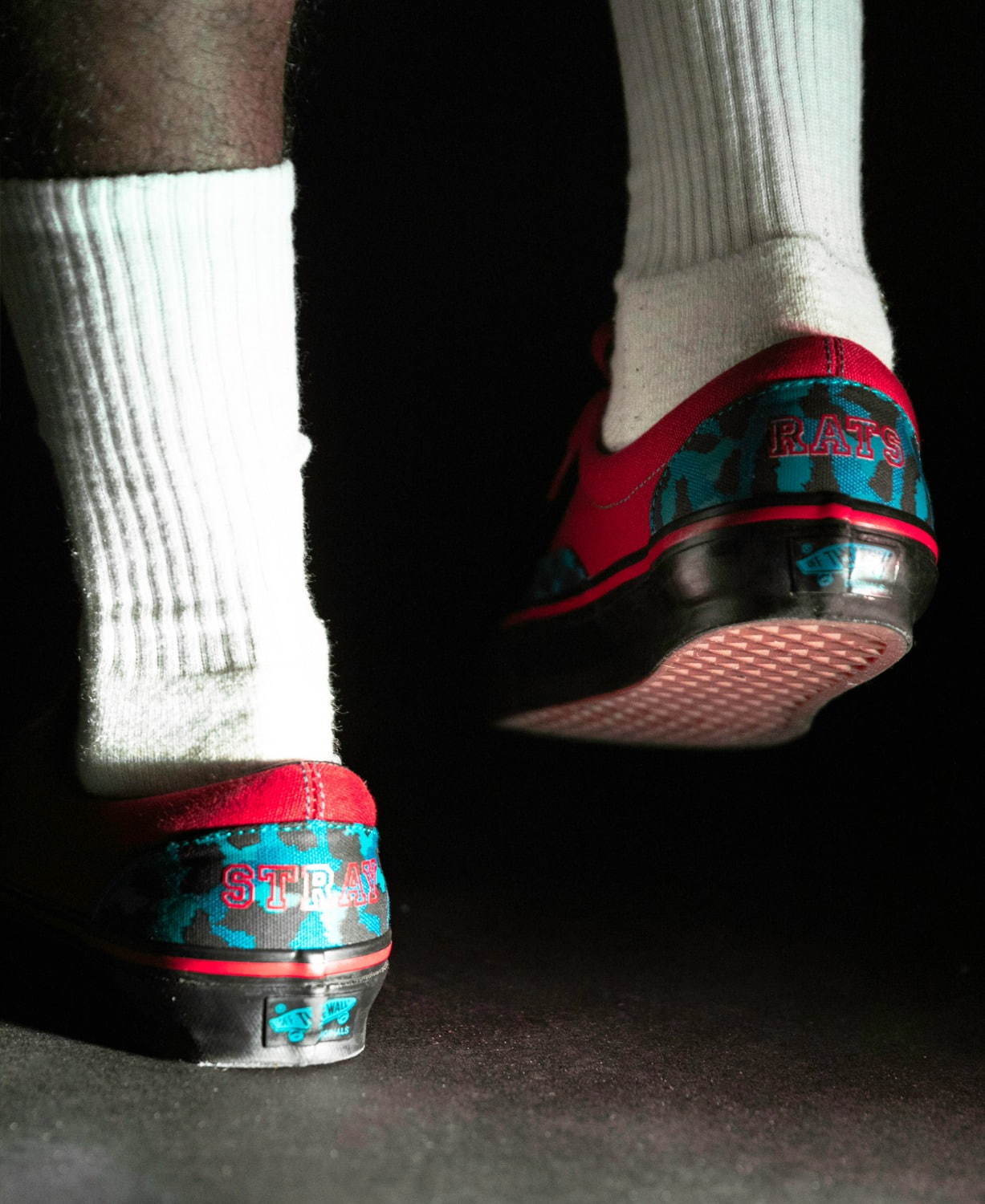 VANS“カラフルレオパード柄”のスニーカー「オールドスクール VANS“カラフルレオパード柄”のスニーカー「オールドスクール