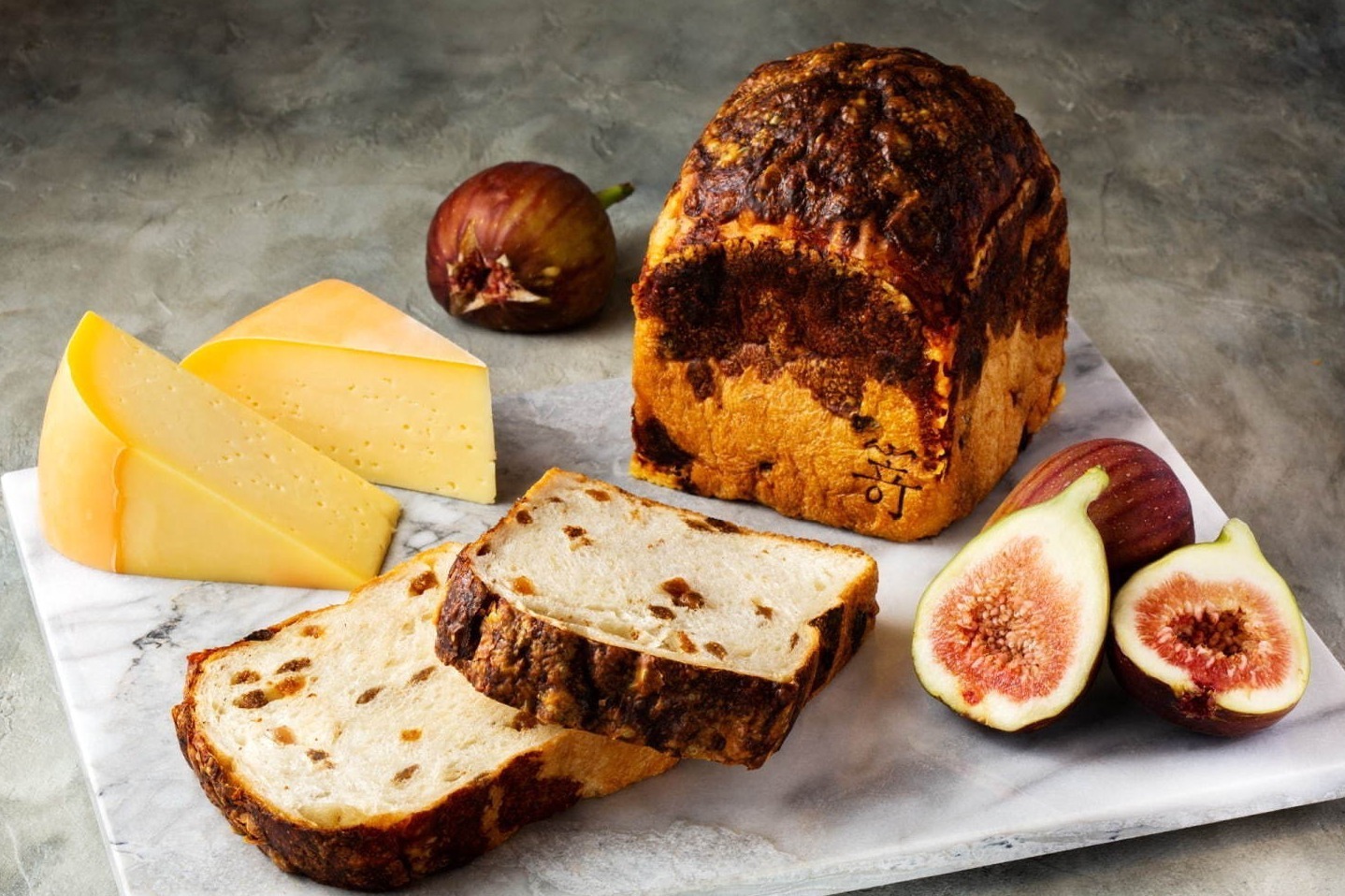 おつまみ｜高級食パン専門店「嵜本」ほんのり甘い“白いちじく”＆パリパリ“ゴーダチーズ”の限定食パン