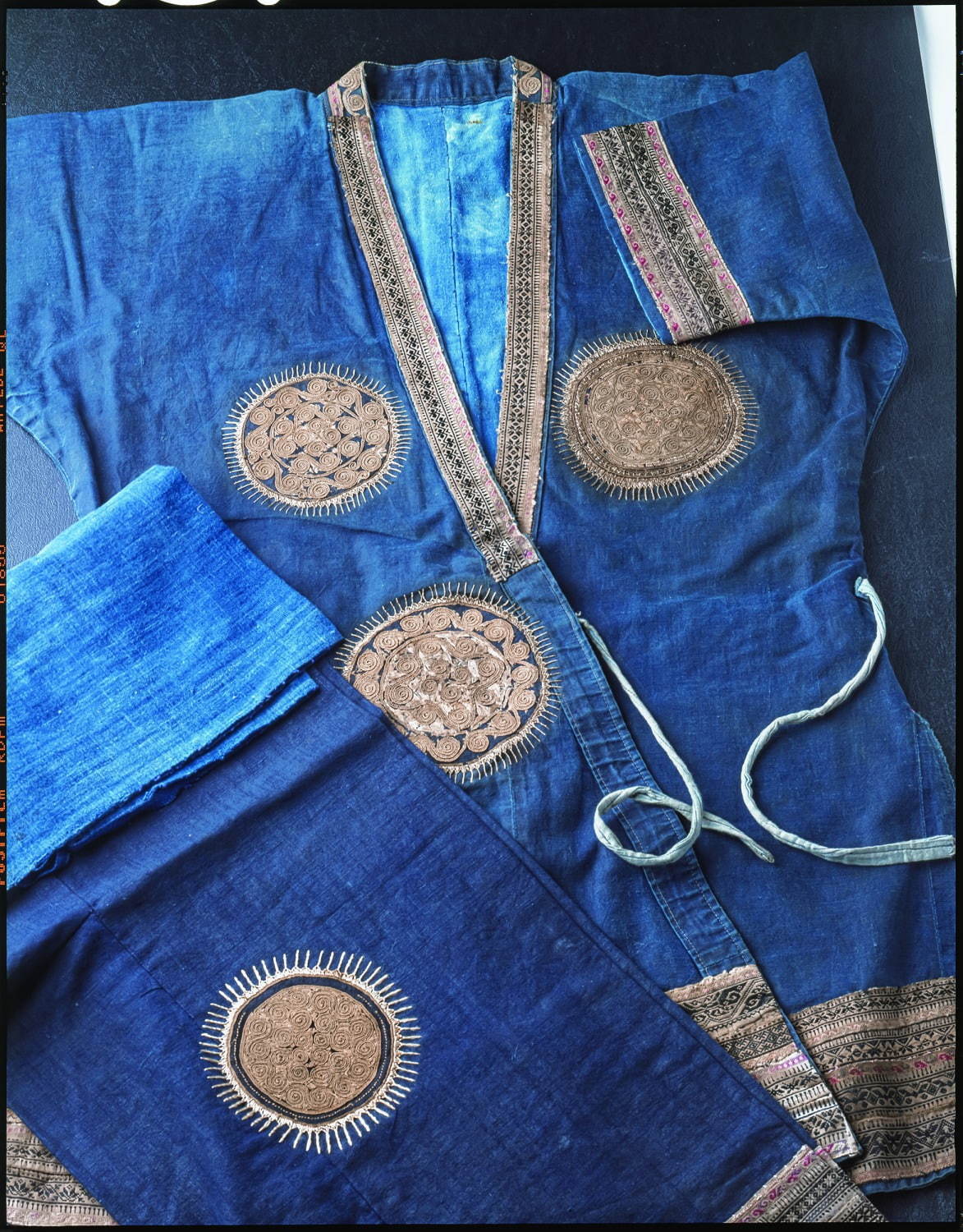 文化学園服飾博物館の展覧会「世界の藍」約40カ国の衣装や布から見る“多彩な藍染の世界”｜写真1