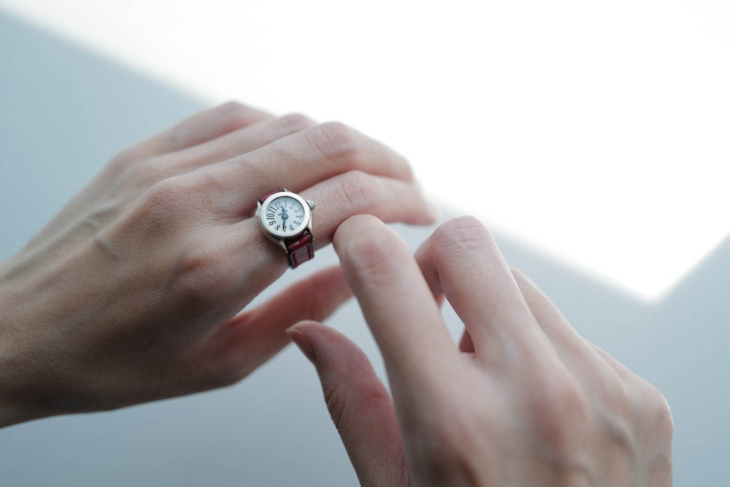モコ、革素材をアームに使用したシンプル指時計