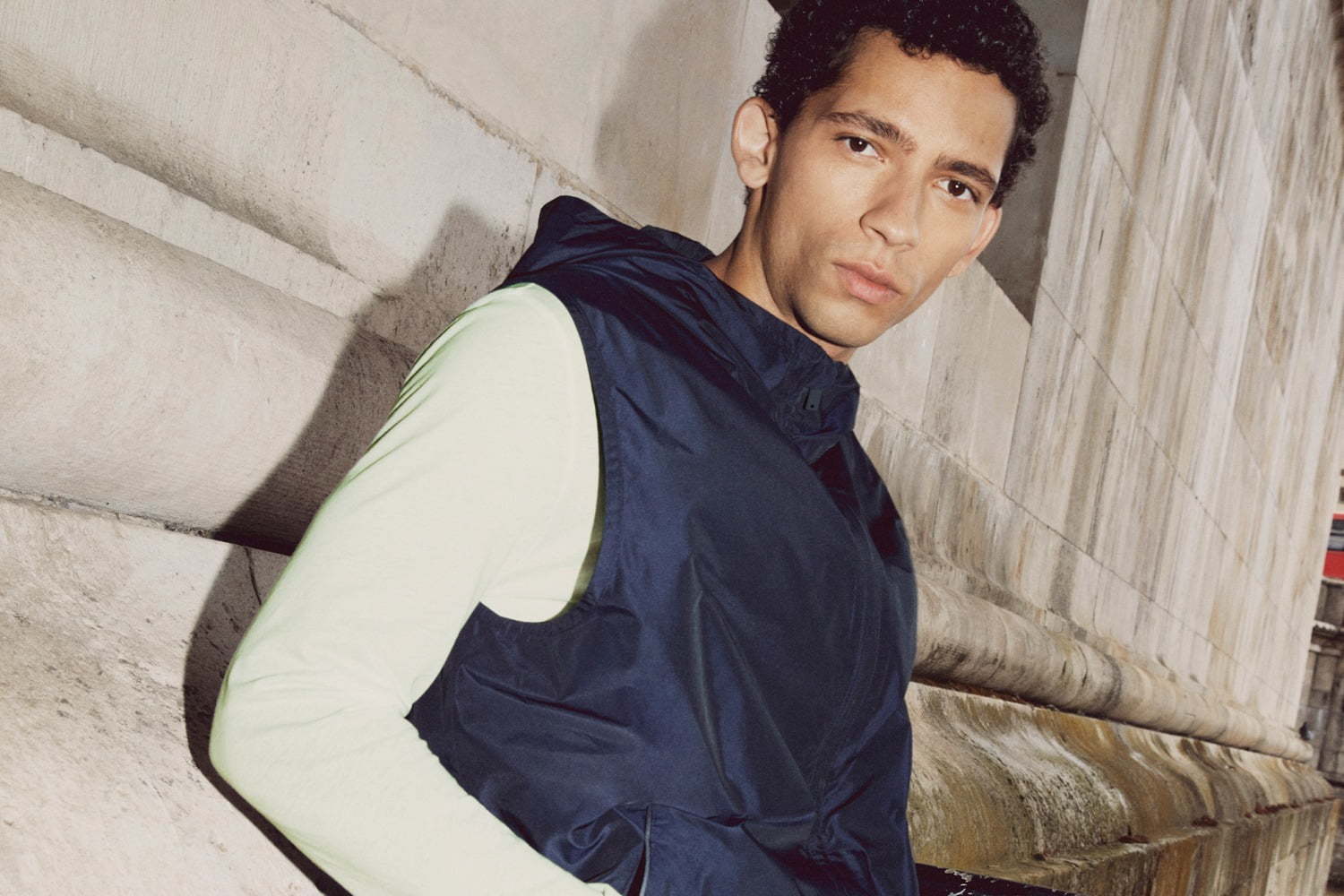 COSの“サステナビリティ”と“高機能性”を叶えたメンズアクティブウェア、撥水パーカーやショーツなど