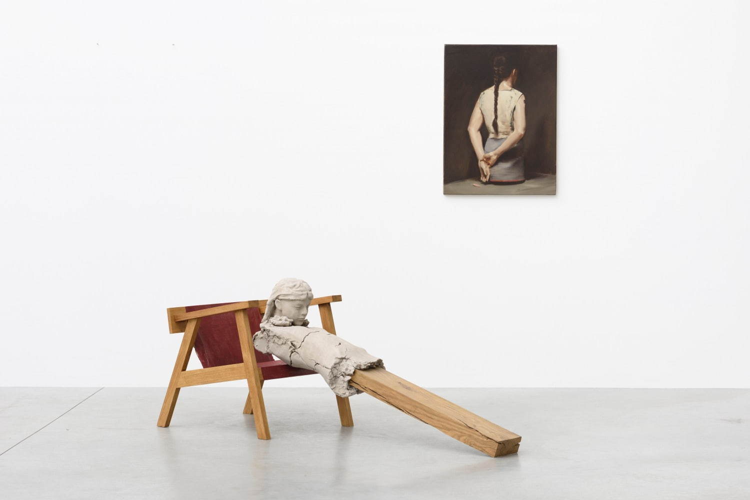 (左)マーク・マンダース《椅子の上の乾いた像》2011-2015
(右)ミヒャエル・ボレマンス《オートマト(I)》2008
Photo: Peter Cox
Courtesy: Zeno X Gallery, Antwerp, Gallery Koyanagi, Tokyo, Tanya Bonakdar Gallery, New York/Los Angeles & David Zwirner