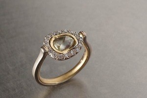 ジュエリーブランドhum新作、“携帯電話や電化製品”から生まれた再生金属ジュエリー