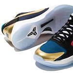 ナイキ×アンディフィーテッドのスニーカー、非対称マルチカラー×ゴールドのスウッシュ｜写真5