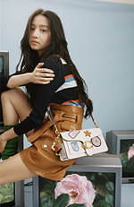 コーチ×Kōki,のショルダーバッグ＆ウォレット、Kōki,がデザインしたパッチを散りばめて｜写真5