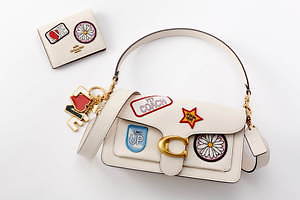 コーチ×Kōki,のショルダーバッグ＆ウォレット、Kōki,がデザインしたパッチを散りばめて｜写真1