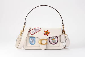 コーチ×Kōki,のショルダーバッグ＆ウォレット、Kōki,がデザインしたパッチを散りばめて｜写真2