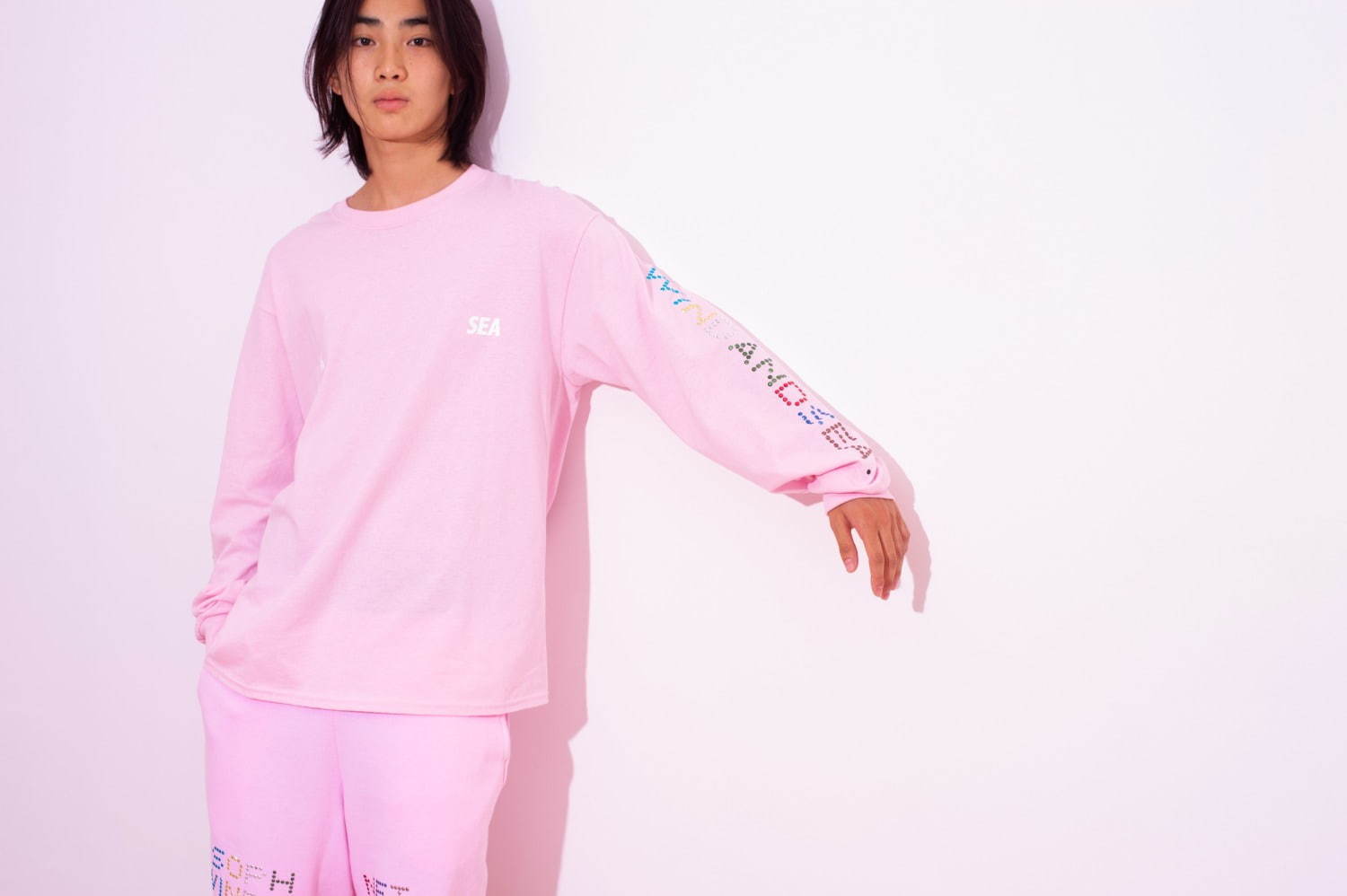 ソフネット×ウィンダンシー“ラインストーンロゴ”を配したTシャツ 
