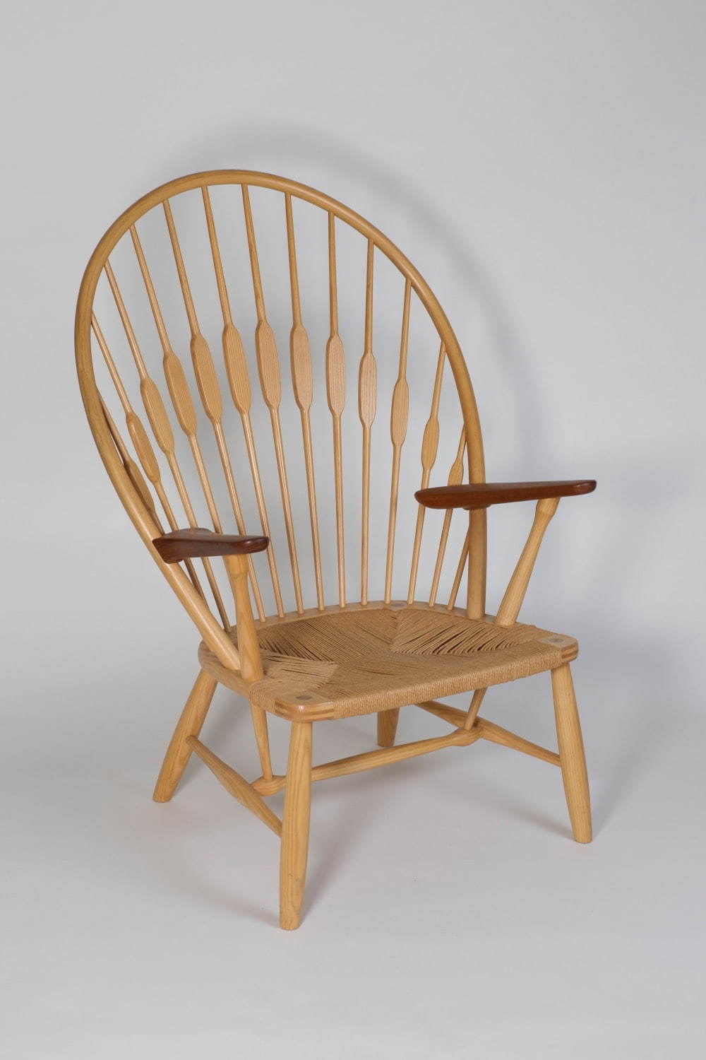 ハンス・ヴィーイナ(ウェグナー) 椅子 JH550「ピーコックチェア」1947年 ヨハネス・ハンスン 個人蔵
photo: Michael Whiteway