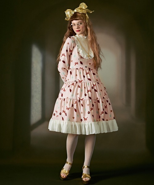 Q-pot. Dressの新作ウェア、“生と死”2つの意味を持つブラック＆ピンクのドレス｜写真5