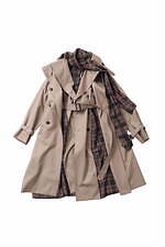 ビューティフルピープルの3WAYトレンチコート、チェックワンピースのレイヤード風デザイン｜写真2