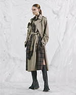 ビューティフルピープルの3WAYトレンチコート、チェックワンピースのレイヤード風デザイン｜写真7