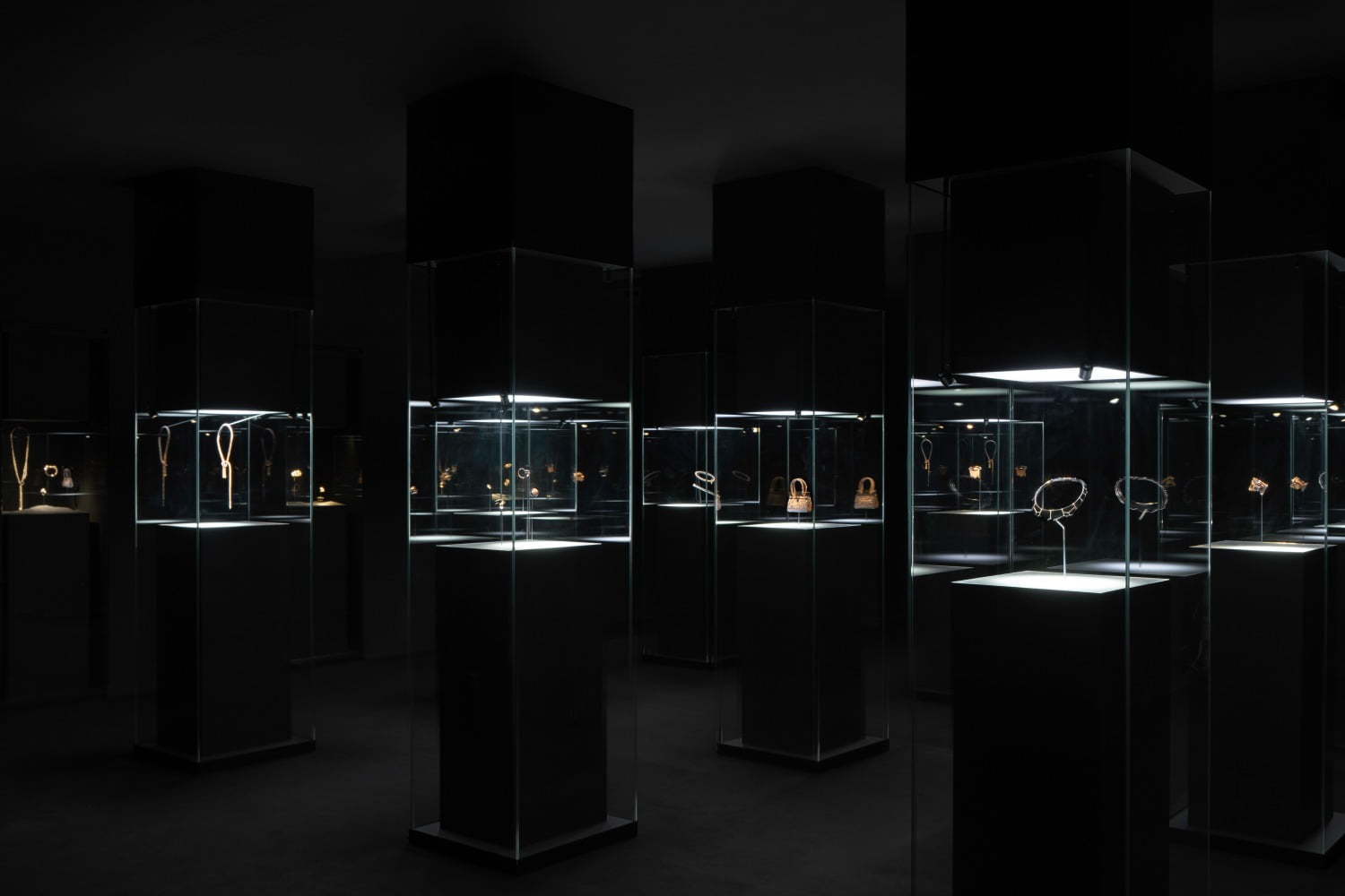 エルメス 闇と光 を表現した新作ジュエリー ブラック トゥー ライト 銀座メゾンエルメスで公開 ファッションプレス
