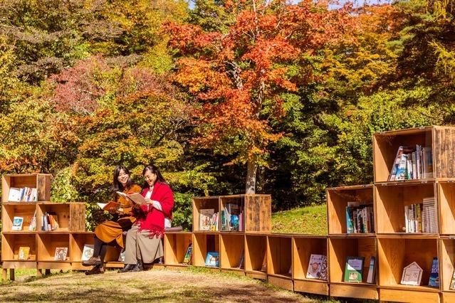 「紅葉図書館」本と紅葉とカフェ時間を楽しむイベントが軽井沢星野エリアで、おいしいリンゴスイーツも｜写真6