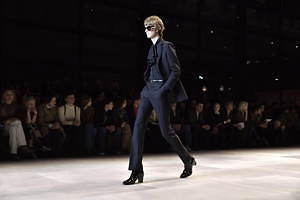 セリーヌ オム“ボブ・ディラン”愛用ジーンズ着想のフレアパンツ、スタッズ付きハイヒールブーツも - ファッションプレス