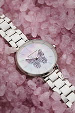 4B ウォッチズ“蝶”モチーフのキラキラウォッチ＆重ねづけOKの“蝶”アクセサリー｜写真1