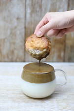 チャバティ“ふわふわ茶葉ムース”の「ダルゴナ風ティーラテ」2分で売り切れ人気スコーンにディップも｜写真2