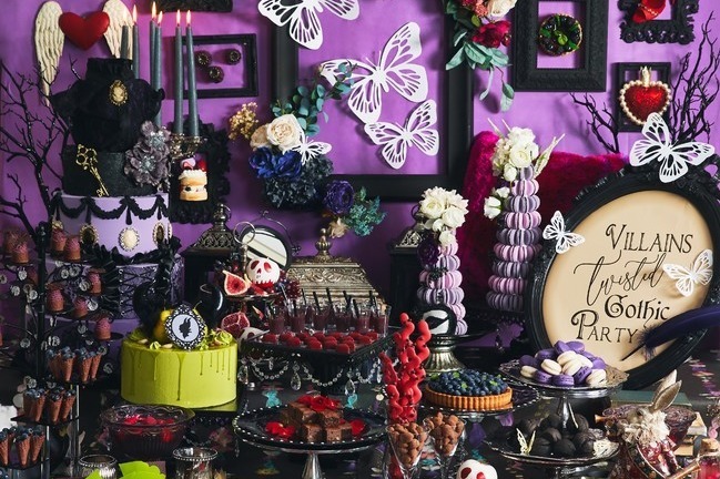 不思議の国のアリス｜ヴィランズ主役のゴシック風スイーツブッフェ、“闇の心”を表現した黒×パープルのフルーツタルトなど