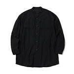 ホワイトマウンテニアリング“ゆったりシルエット”のバンドカラーシャツ＆テーパードパンツなど｜写真1