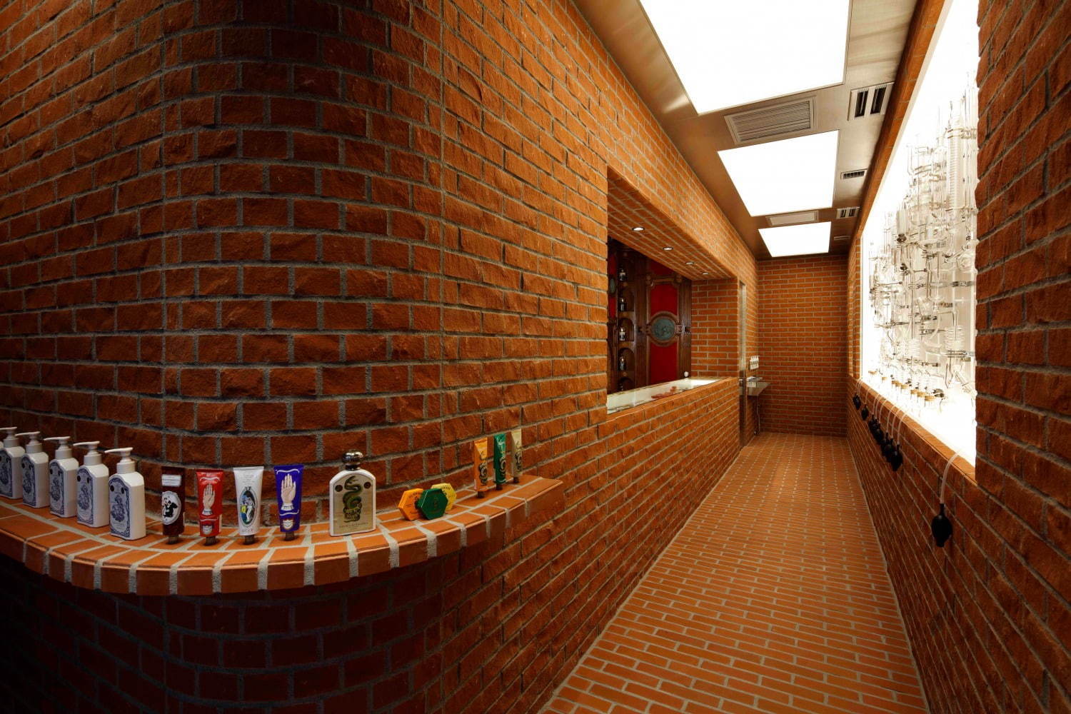 オフィシーヌ・ユニヴェルセル・ビュリーが南青山に新路面店、香りを自由に楽しめる“ガラス管”の壁面｜写真5