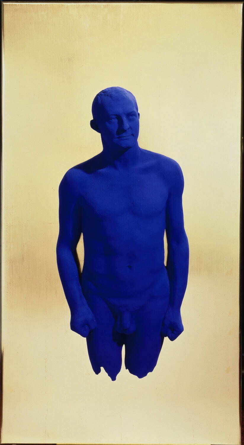 イヴ・クライン《肖像レリーフ アルマン》1962年原型制作 ブロンズに彩色、板に金箔 愛知県美術館